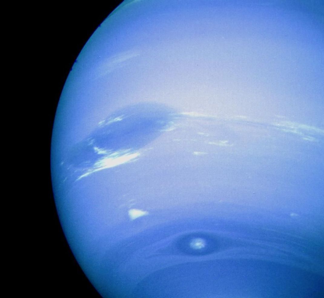 Die schönsten Bilder des blau leuchtenden Neptun, seinen Stürmen und Wolken stammen von der Raumsonde Voyager 2, die 1989 an ihm vorbeiflog.