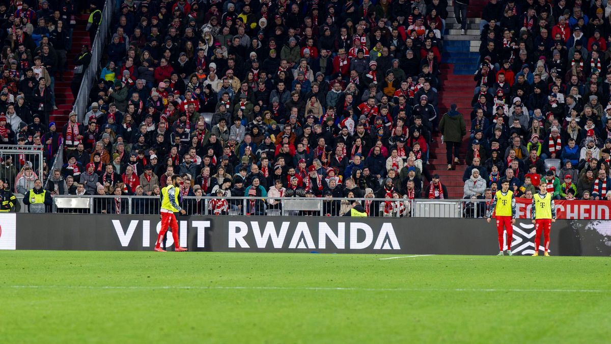 24.01.2024, Fussball 1. Bundesliga 2023 2024, 13.Spieltag, (Nachholspiel), FC Bayern München - S1.FC Union Berlin, in der Allianz-Arena München. VISIT RWANDA steht auf der Werbebande ***DFL and DFB...