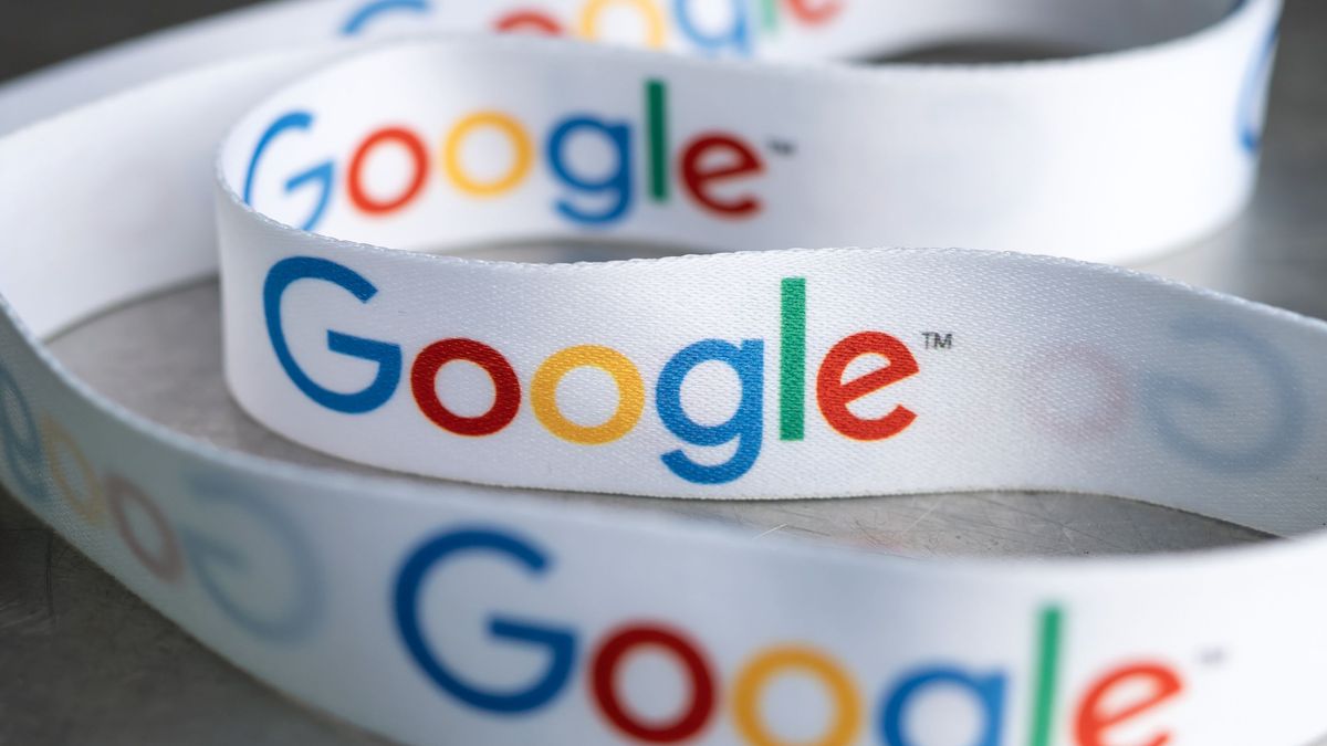 Ein Schlüsselband mit Google-Aufdruck