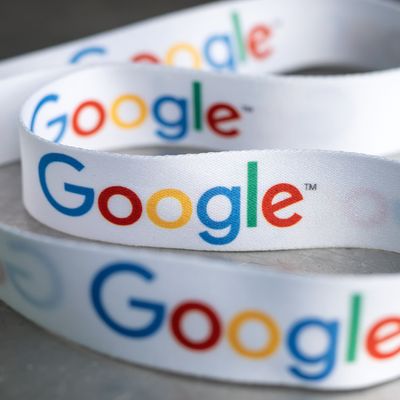 Ein Schlüsselband mit Google-Aufdruck