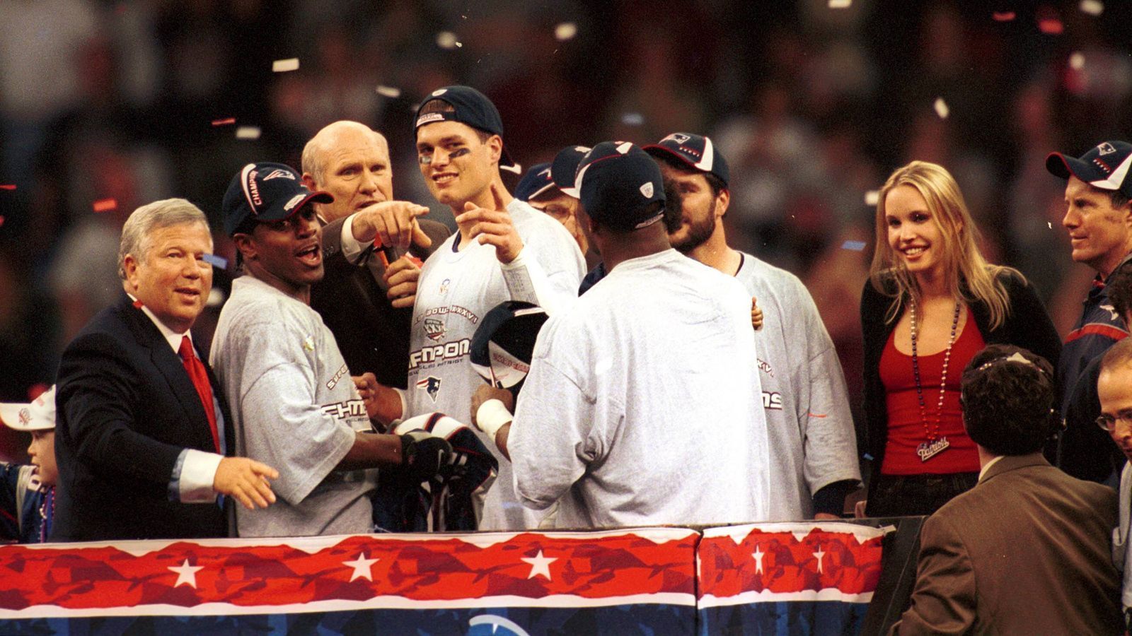 
                <strong>Rams sind die Begründer der Patriots-Dynastie </strong><br>
                Die Rams starteten die gefühlt ewig währende NFL-Dynastie der Patriots, als sie im Super Bowl 2002 gegen die damaligen Unterdogs aus Foxborough verloren und die Brady/Belichick-Ära einleiteten. Brady war damals nämlich noch der eigentliche Backup-Quarterback hinter Drew Bledsoe, durfte aber aufgrund Bledsoes Verletzung spielen. Nach dem Erfolg im Super Bowl gegen die Rams bekam Brady den Starter-Job, während Drew Bledsoe zu den Buffalo Bills wechselte. Wer weiß, wie die NFL heute aussehen würde, hätten die Rams den ersten NFL-Titel von Brady verhindert.
              