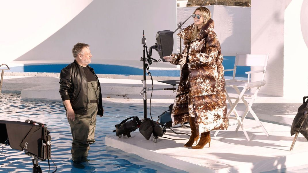 Heidi Klum zeigt am Set von "Germany's Next Topmodel" 2024, wie man Tiermuster modern und elegant stylt.