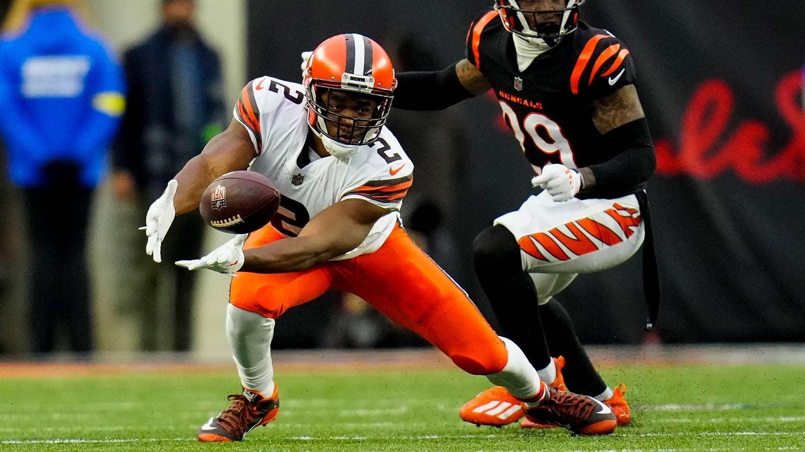 
                <strong>Cleveland Browns – Wide Receiver / Tight End</strong><br>
                Auf den ersten Blick sehen die Cleveland Browns nach einem Titel-Aspiranten aus, doch sieht man sich den Receiving Corps der Browns genauer an, scheint die Sache etwas weniger sicher. Sicher, Amari Cooper, Elijah Moore, Donovan Peoples-Jones und David Njoku sind klangvolle Namen. Allerdings neigt insbesondere Cooper dazu in großen Spielen abzutauchen und ob Moore in diesem Fall in die Bresche springen kann, muss sich erst noch zeigen. Und auch der hochveranlagte Tight End David Njoku ist wegen seiner Verletzungsanfälligkeit alles andere als eine sichere Bank. Also eine Menge Fragezeichen für das Team aus Ohio, das mit dem Trade für Quarterback Deshaun Watson in der vergangenen Offseason einiges riskiert hat.
              