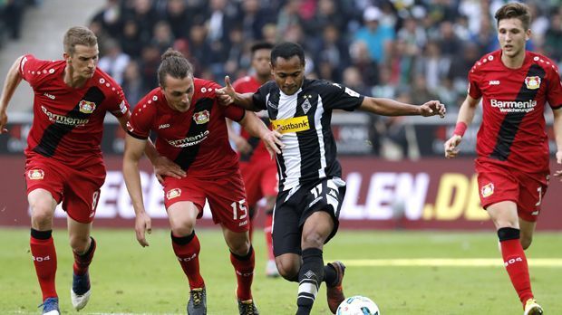 
                <strong>DFB-Pokal: ran.de tippt das Achtelfinale </strong><br>
                Borussia Mönchengladbach vs. Bayer Leverkusen (Mittwoch ab 18.30 Uhr im LIVETICKER auf ran.de): Gladbach überwintert auf einem Europa-League-Platz, trotzdem hängt der Haussegen schief, nachdem sich Manager Max Eberl mit einigen unzufriedenen Event-Fans angelegt hat ("Arschlöcher"). Bei Bayer herrscht eitel Sonnenschein, Bayers Trainer-Wunschkandidat Nummer eins Peter Bosz wurde in Dortmund bereits entlassen. Zum Glück. Mit Heiko Herrlich ist der Werksklub auf Champions-League-Kurs, das Team ist "on fire". Und zieht ins Viertelfinale ein. ran.de-Tipp: 1:3
              