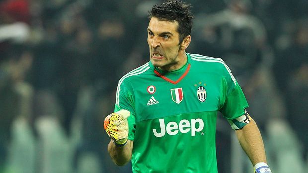 
                <strong>Die Ausnahme: Gianluigi Buffon</strong><br>
                Er stellt die Ausnahme unter den Top-Torhütern: Gianluigi Buffon. Gegen die Klub-Ikone von Juventus Turin gelang Lionel Messi bisher noch kein Treffer! Der Argentinier und der Italiener standen sich aber auch erst einmal gegenüber: im Champions-League-Finale 2015 in Berlin. Juve verlor trotz fehlendem Messi-Treffer die Partie. Immerhin darf sich Gianluigi Buffon aber darüber freuen, dass er nicht zur Liste mit den 123 Keepern zählt, die der Barca-Star überwinden konnten.
              