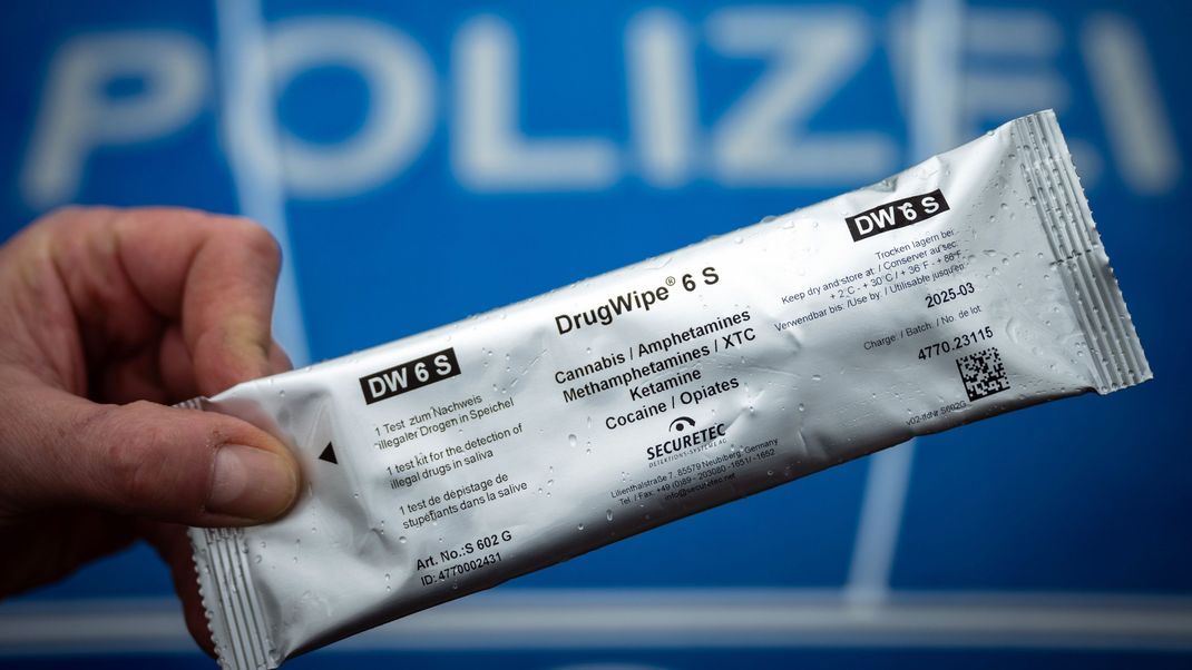 Ein Polizeibeamter mit dem Testkit "DrugWipe 6 S" , das bei Verkehrsteilnehmern Cannabis, Amphetamine, XTC, Ketamine, Kokain und Opiaten feststellt.