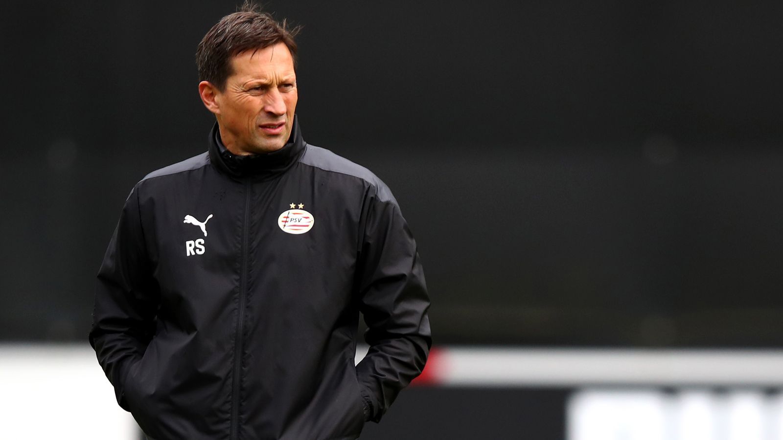 
                <strong>Roger Schmidt (PSV Eindhoven)</strong><br>
                Ebenfalls als mögliche Alternative wird Roger Schmidt vom "Kicker" bezeichnet. Der frühere Trainer von Bayer Leverkusen und aktuelle Coach der PSV Eindhoven verfügt durch seine Zeit in Salzburg (2012 bis 2014) ebenfalls beste Kenntnisse über die Red-Bull-Philosophie im Fußball, die stark durch hohes Pressing gekennzeichnet ist. In Eindhoven wird Schmidt in der laufenden Saison ohne Meistertitel bleiben, da Tabellenführer Ajax Amsterdam kurz vor dem Ende der Spielzeit schon mit zwölf Punkten Vorsprung vor der PSV liegt. Den ein oder anderen Leipzig-Spieler würde Schmidt übrigens schon persönlich kennen. In Salzburg coachte er zum Beispiel Keeper Peter Gulacsi und Mittelfeldstar Kevin Kampl. Schmidts Vertrag in den Niederlanden läuft noch bis 2022.
              