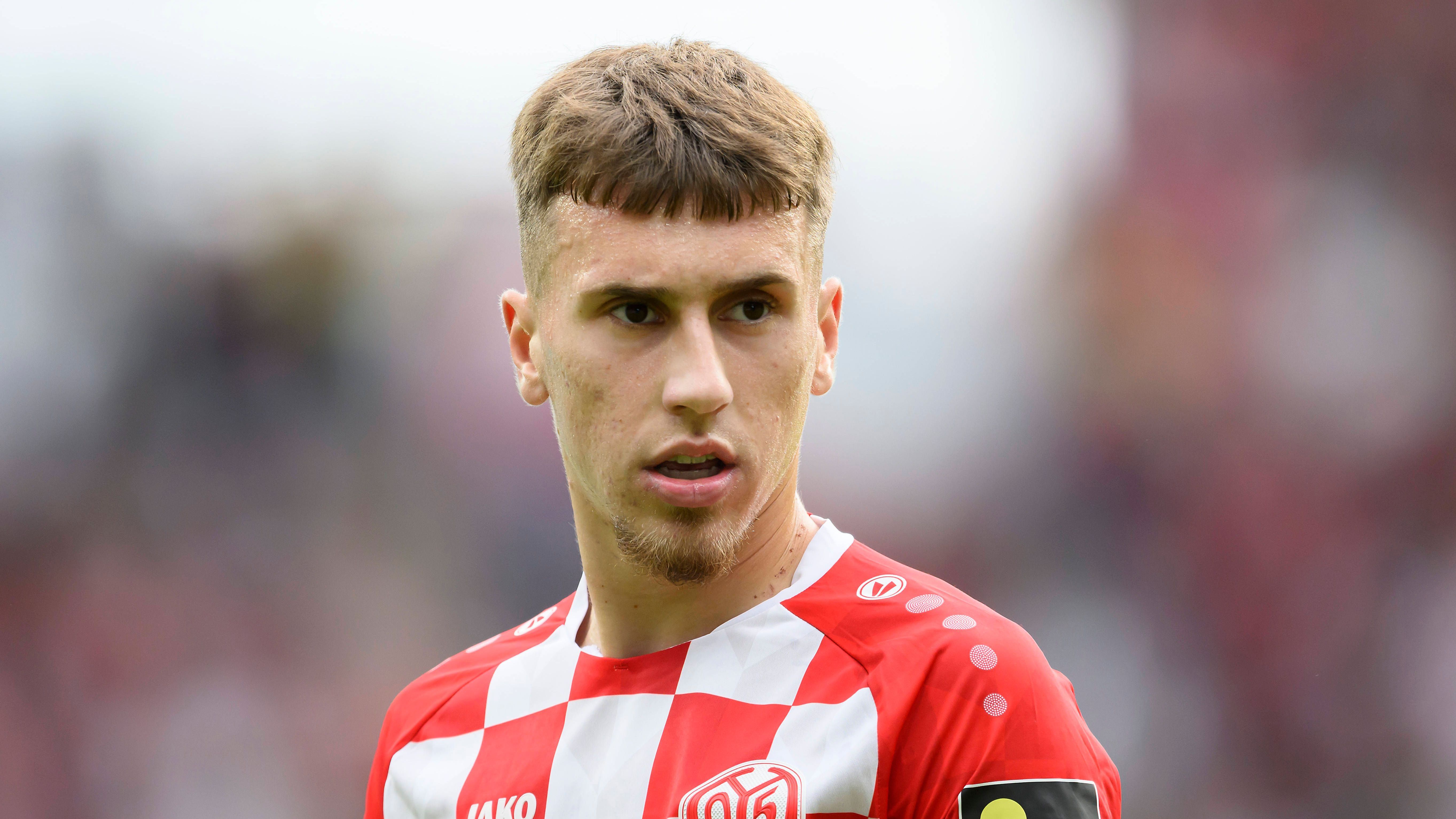 <strong>#17 Brajan Gruda</strong><br>• Position: Angriff<br>• Alter: 19<br>• Verein: 1. FSV Mainz 05<br>• U21-Länderspiele: 0
