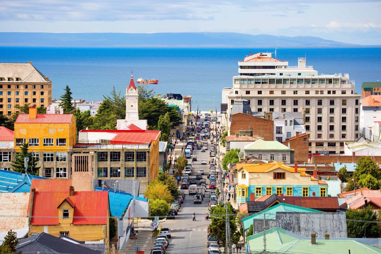 Punta Arenas, Chile: Diese Stadt an der Magellanstraße erlebt erhebliche Gezeitenänderungen aufgrund ihrer geografischen Lage. Während der Flut kann das Wasser bis an die Küstenpromenade gelangen.