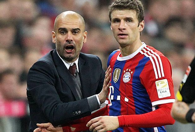 
                <strong>Pep holt sich Tipps von den Spielern</strong><br>
                In der 85. Minute bekommt der FC Bayern einen Strafstoß. Weil Thomas Müller auf der Bank sitzt, ist unklar, wer schießen soll. Pep Guardiola reagiert schnell - und fragt Müller. Der Nationalspieler rät zu Arjen Robben. Gesagt, getan! Robben schießt - und trifft.
              