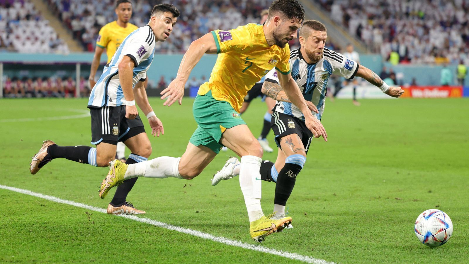 
                <strong>FC Sevilla: Drei Spieler im WM-Finale</strong><br>
                Spieler im WM-Finale: Marcos Acuna (li., Argentinien), Papu Gomez (re., Argentinien) und Gonzalo Montiel (Argentinien)
              