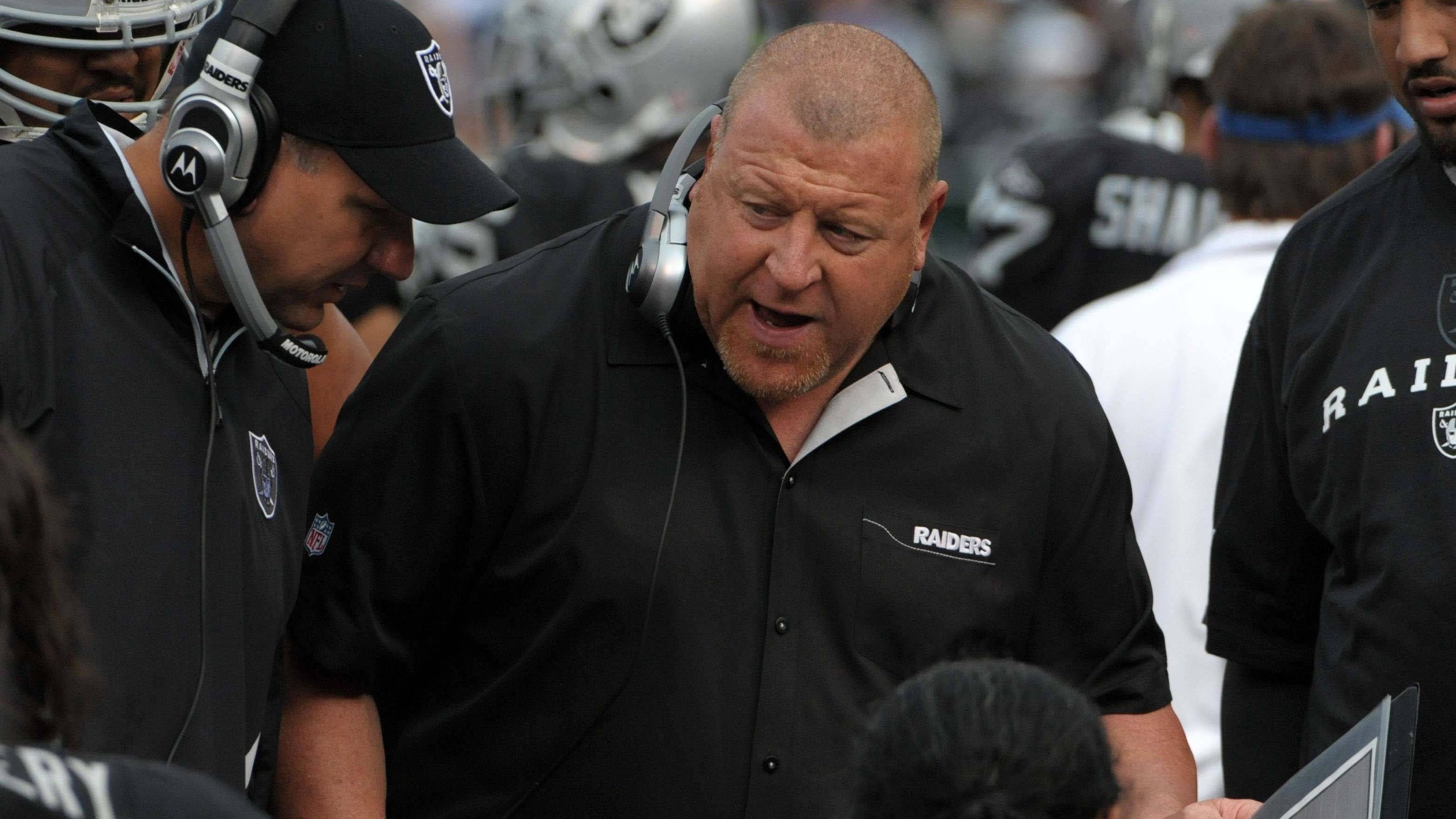 <strong>Tom Cable (Raiders, 2008-2010)<br></strong>Die folgenden zwei Saisons war Cable Head Coach der Raiders, die damals noch in Oakland ansässig waren. Nach einer enttäuschenden Spielzeit 2009 mit nur fünf Erfolgen zeigte sich das Team 2010 zwar verbessert und holte immerhin acht Siege, für eine Weiterbeschäftigung reichte das aber ebenso wenig wie für die Postseason.