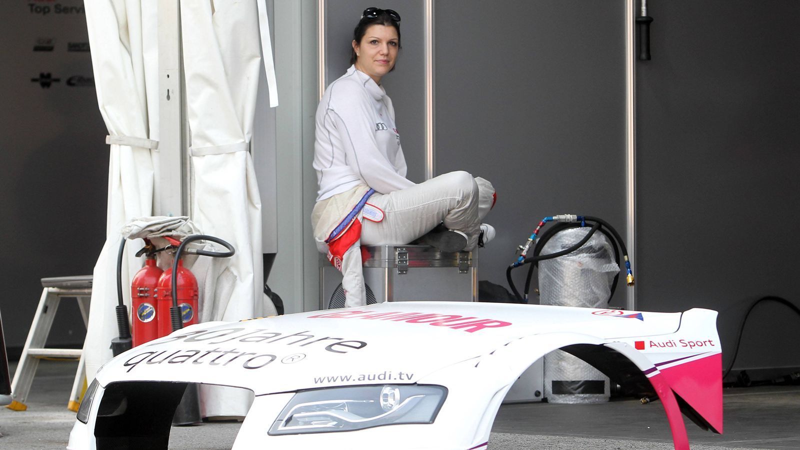 
                <strong>Katherine Legge (DTM-Saisons 2008-2010, 31 Rennen)</strong><br>
                Im Audi fuhr Katherine Legge zwei Jahre in der DTM. 2009 wechselte die Engländerin innerhalb des Audi-Teams zu Abt Sportsline. Insgesamt ging sie bei 31 Rennen an den Start - blieb aber ohne Punkt.
              