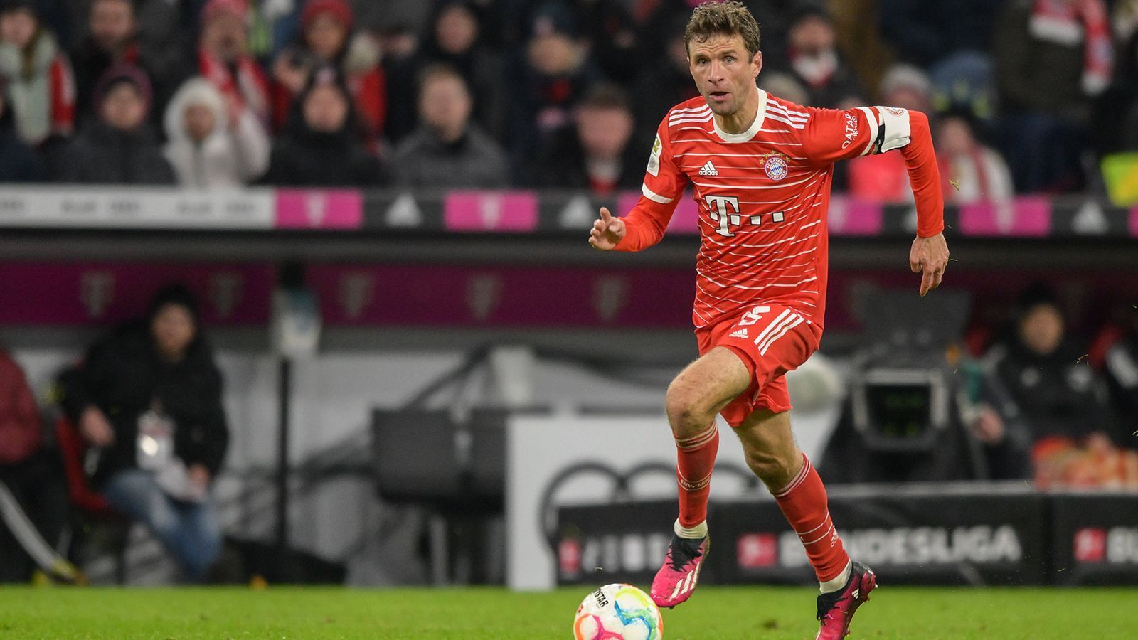 
                <strong>Platz 2: Thomas Müller</strong><br>
                -          430 Bundesliga-Spiele (141 Tore)-          Alter: 33-          Aktueller Verein: FC Bayern München-          Position: Hängende Spitze
              