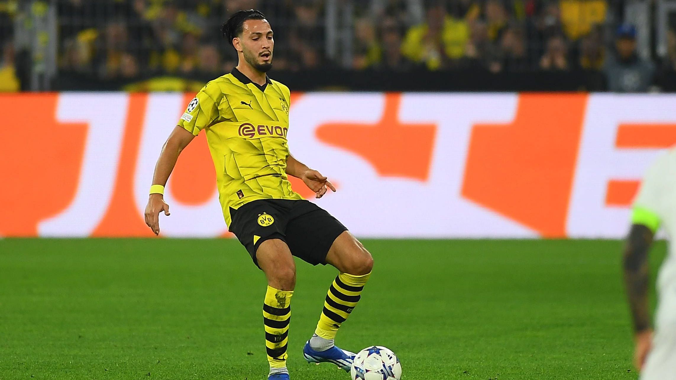 <strong>Ramy Bensebaini (Borussia Dortmund)</strong><br>Hat Pulisic auf seiner Seite meist gut im Griff und zeigt auch offensiv einige Akzente. Scheitert mit einem brachialen Abschluss kurz vor der Pause an Maignan. Defensiv kaum zu überwinden. <strong><em>ran</em>-Note: 3</strong>