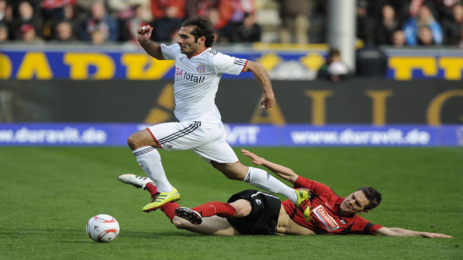 
                <strong>BANK: Hamit Altintop (FC Bayern)</strong><br>
                Die Vita des Deutsch-Türken kann sich sehen lassen. Real Madrid, Schalke 04, Galatasaray und auch die Bayern. Die Saison 2010/11 war seine letzte in München - und sicher nicht seine beste. Aber einen Altintop kannst du in deinem Team immer gebrauchen. Auch wir.
              