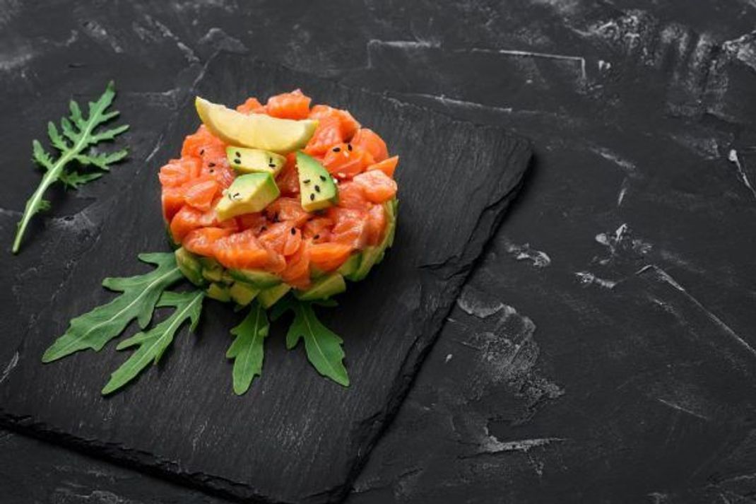 Schnell gezaubert und gesund: Lachs-Tatar mit Avocado und Mango.