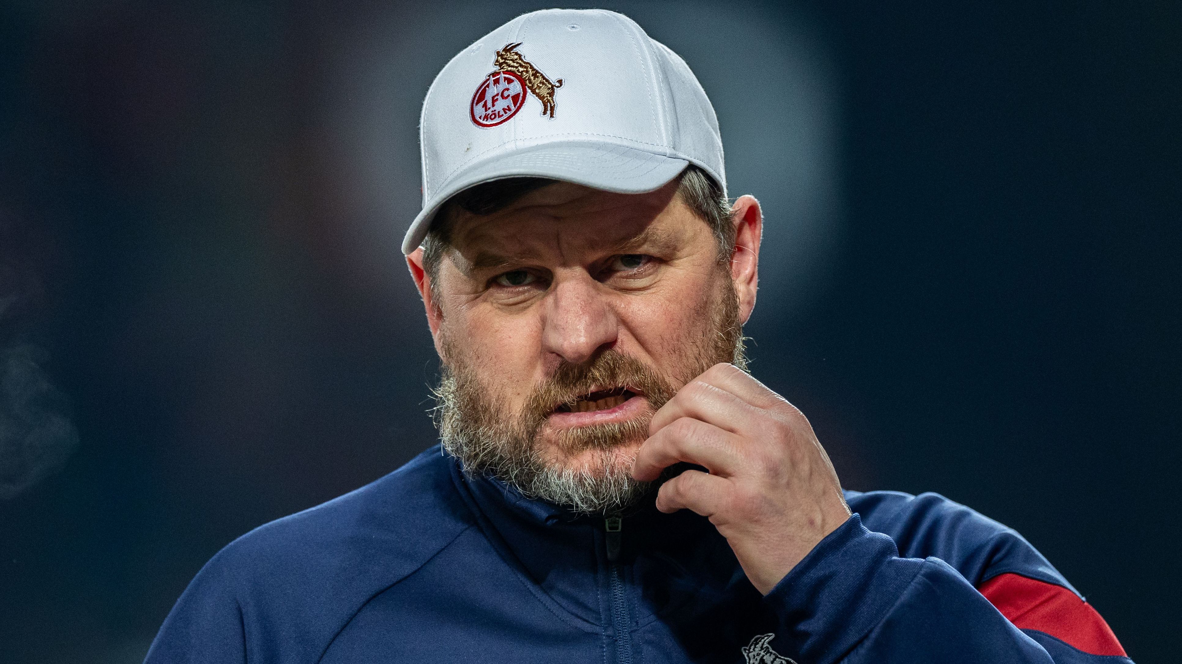 <strong>Mögliche Landing Spots für Steffen Baumgart</strong><br>Wie die Faust aufs Auge passte Steffen Baumgart zum 1. FC Köln, doch nach einem Horror-Halbjahr wurde dieses "Perfect Match" aufgelöst. Baumgart und der FC trennten sich, doch lange dürfte der gebürtige Rostocker nicht ohne Job bleiben - so wünscht er es sich auch selbst.