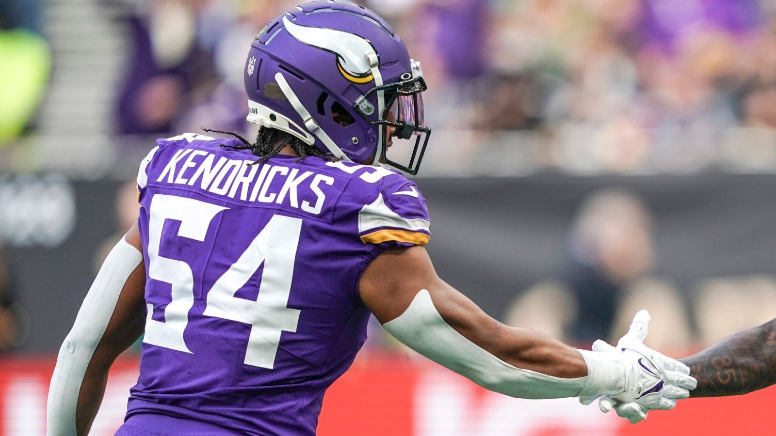 
                <strong>LB Eric Kendricks (Los Angeles Chargers)</strong><br>
                Die Chargers haben Eric Kendricks zurück nach LA geholt. Der Linebacker wurde kürzlich von den Minnesota Vikings entlassen und kommt wieder in seine Heimat. Damit haben die Chargers ihren Ersatz für Middle Linebacker Drue Tranquill gefunden. Für zwei Jahre und 13,3 Millionen Dollar ist das ein Schnäppchen. ran Note: 2
              