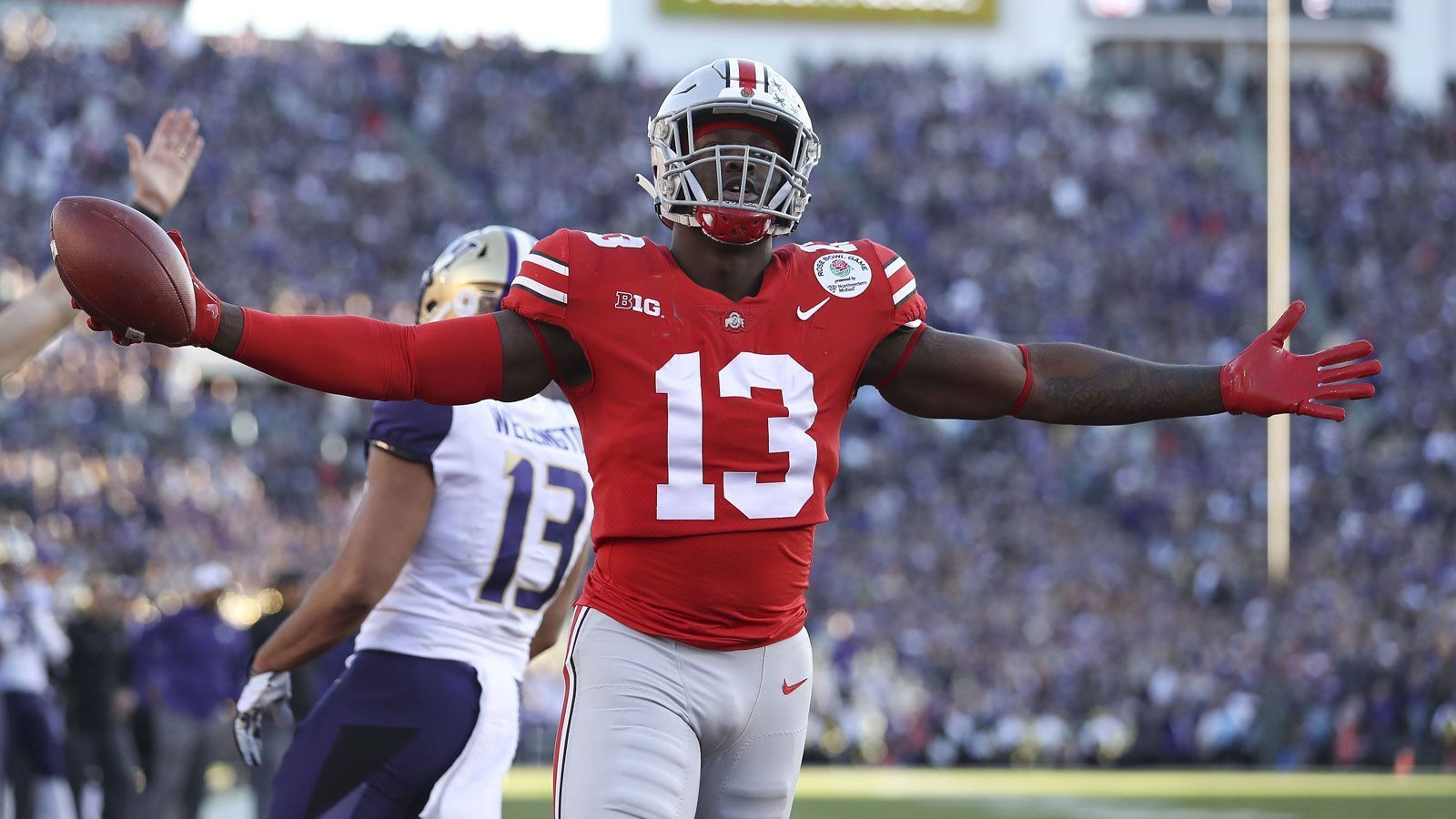 
                <strong>Rashod Berry</strong><br>
                Die übrigen Kandidaten stießen erst nach der Talenteziehung zum Team und gelten entsprechend als Underdogs. Bei Rashod Berry dürfte Belichick wohl neben den Laufrouten und den Fangqualitäten auch auf dessen starkes Blockspiel geschaut haben. Denn der 23-Jährige wurde bei den Ohio State Buckeyes auch in der D-Line eingesetzt. Immerhin weiß Berry, wie man Titel gewinnt: In den vergangenen drei Jahren räumte er mit seinem College die Big Ten Conference Championship ab.
              