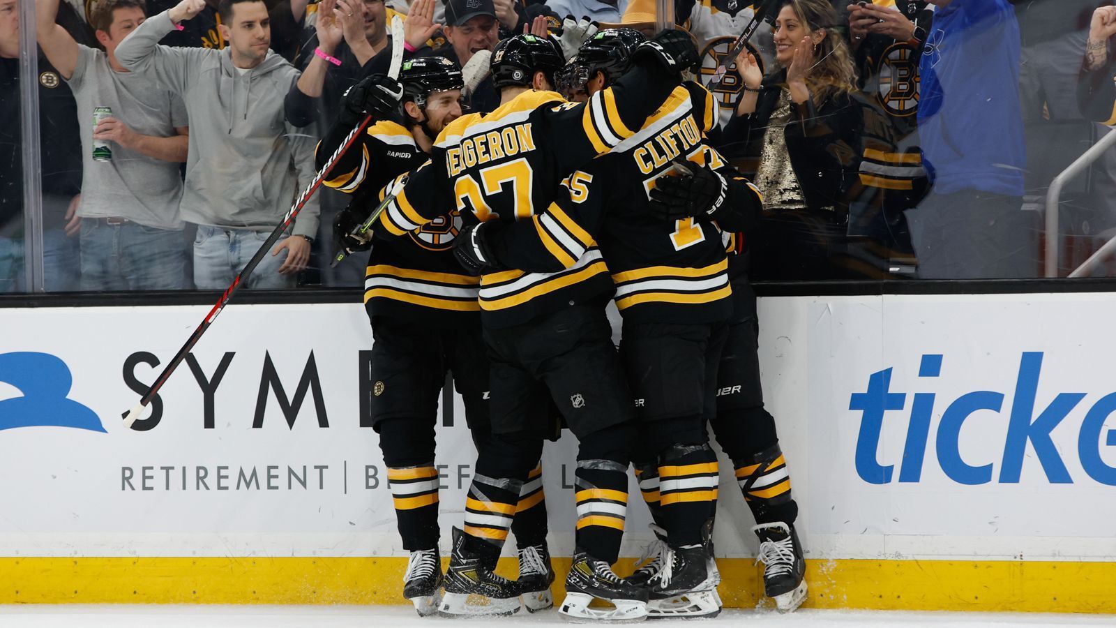 
                <strong>Boston Bruins</strong><br>
                Wahnsinn. Es hat nur 64 Spiele gedauert, bis die Boston Bruins für die NHL-Playoffs qualifiziert waren. Sie erreichten zudem als schnellstes Team in der NHL-Geschichte die Marke von 100 Punkten, Wer kann dieses Team nur stoppen? Ihr erfahrt es live im TV auf ProSiebenMAXX. 
              