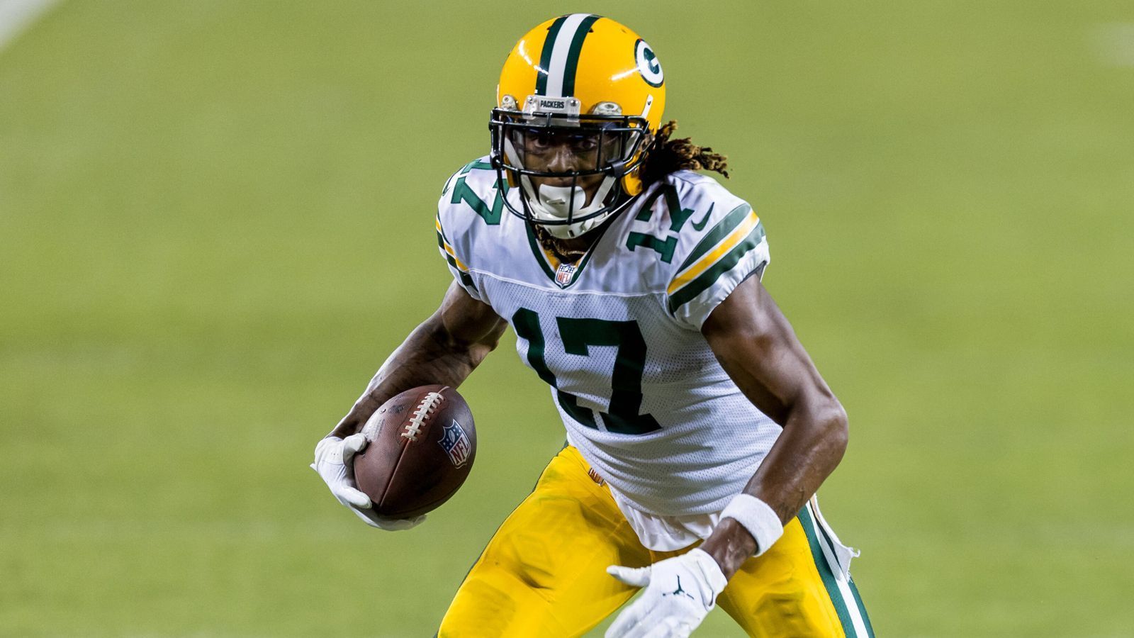 
                <strong>Warum haben die Packers ihn geholt? </strong><br>
                Die Receiver-Position gilt bei den Packers schon länger als Baustelle, weder im Draft, noch in der Offseason oder bis zu Trade-Deadline schlugen die Packers zu, der anvisierte Deal für Will Fuller kam nicht zustande. Austin soll den Packers jetzt, wo es auf die Postseason zugeht, dann doch noch mehr Tiefe verleihen, eine weitere Alternative bieten. Die bisherige Saison hat gezeigt, dass dies durchaus vonnöten ist. Denn hinter Superstar Davante Adams (im Bild) sind die Leistungen der restlichen Receiver um Allen Lazard, Marquez Valdes-Scantling, Malik Taylor oder EQ St. Brown immer noch schwankend.
              