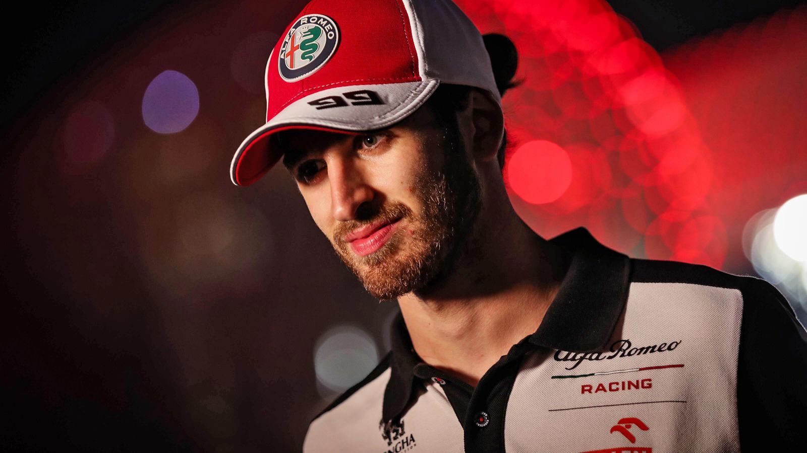 
                <strong>Antonio Giovinazzi</strong><br>
                Die heißteste Spur führte zuletzt zu Antonio Giovinazzi. Der Italiener musste nach der Saison 2021 sein Cockpit bei Alfa Romeo nach drei Jahren räumen, hat insgesamt vier Saisons in der Königsklasse auf dem Buckel und absolvierte 2017 bereits sechs Freie Trainings für Haas. Derzeit geht der 28-Jährige für Dragon Penske in der Formel E an den Start, ist aber noch immer F1-Reservist bei Haas-Partner Ferrari.
              