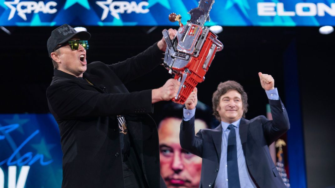 Elon Musk posiert mit einer Kettensäge auf der Conservative Political Action Conference (CPAC) in Washington.