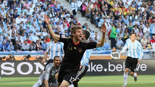 
                <strong>WM 2010 - Südafrika</strong><br>
                In Südafrika sorgt der erst 20-jährige Thomas Müller für internationales Aufsehen. In der deutschen Elf avanciert er zum Leistungsträger, gewinnt die Torjäger-Krone und wird als bester junger Spieler ausgezeichnet. Bitter: im Halbfinale gegen Spanien fehlt er gesperrt.
              