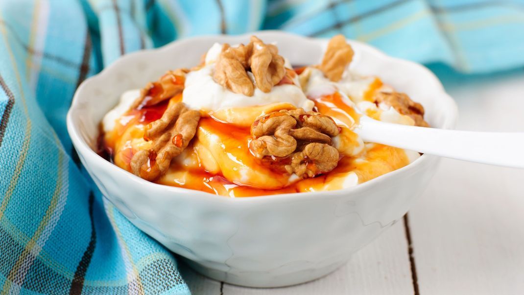 Frühstück, Nachtisch oder einfach zwichendurch: Griechischer Joghurt mit Nüssen und Honig ist immer ein Highlight.