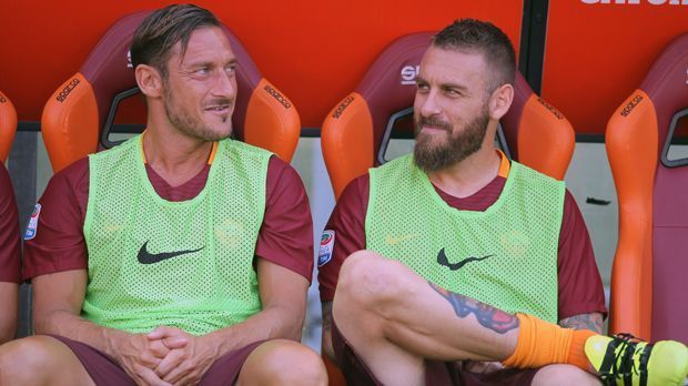 
                <strong>Francesco Totti und Daniele de Rossi (AS Rom)</strong><br>
                Francesco Totti und Daniele de Rossi (AS Rom): Die beiden Roma-Urgesteine stehen so sehr für ihren Klub wie kein anderer Spieler. Doch die Verträge der jahrelangen Leistungsträger laufen 2017 aus. Totti dürfte dann mit 40 Jahren in den verdienten Ruhestand gehen. De Rossi wurde jedoch gerade erst 33 Jahre alt, hätte somit wohl noch das ein oder andere Roma-Jahr im Tank - und eine Vertragsverlängerung scheint alleine schon aufgrund seiner Verdienste sehr wahrscheinlich.
              