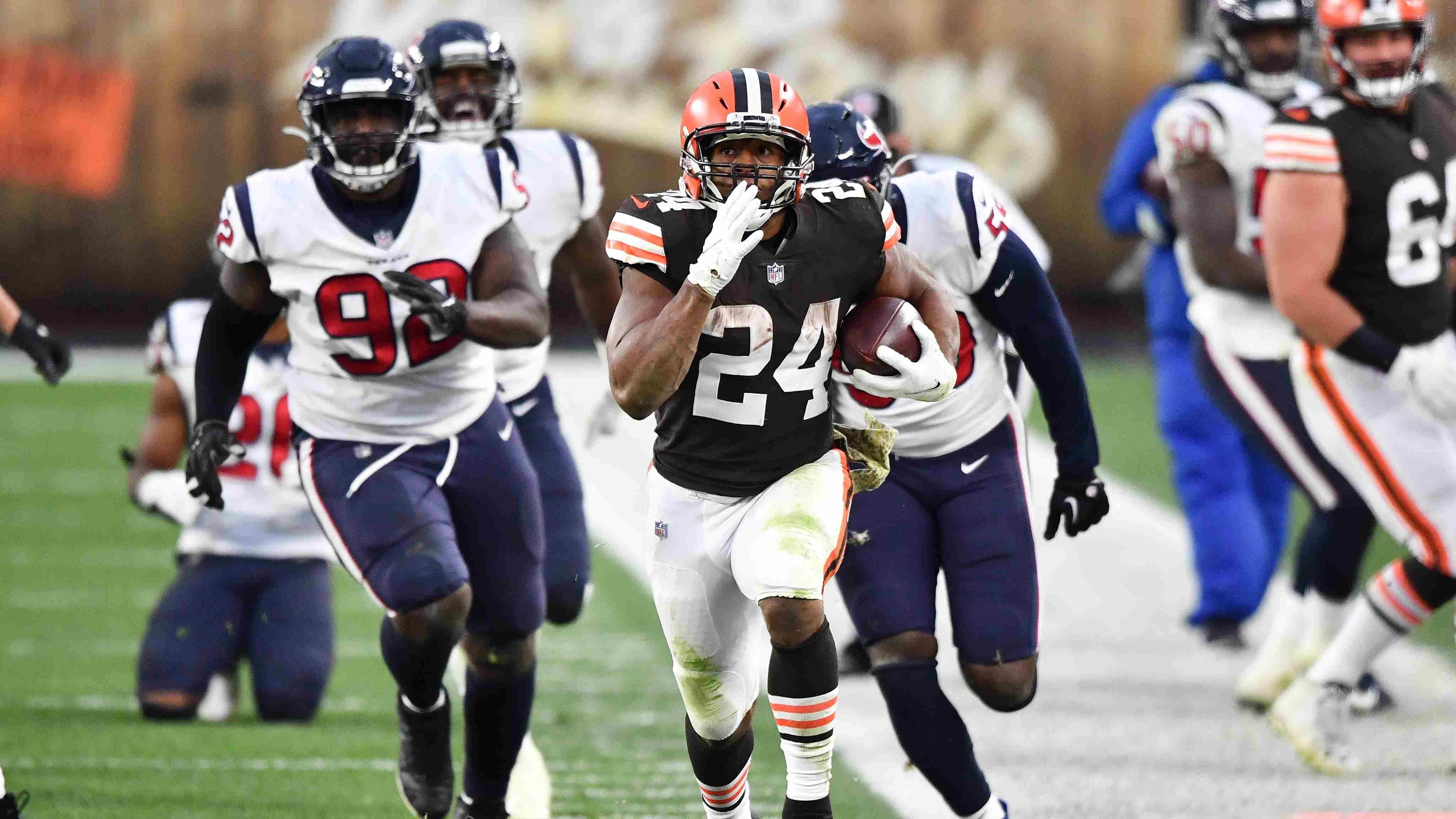 
                <strong>Gewinner: Nick Chubb </strong><br>
                Starkes Comeback von Running Back Nick Chubb von den Cleveland Browns! Im Spiel gegen die Houston Texans feierte der 24-Jährige nach mehrwöchiger Pause aufgrund einer Knieverletzung seine Rückkehr. Dabei zeigte er von Beginn an, wie wichtig er für diese Browns-Offense sein kann. So steuerte er nicht nur 126 Rushing Yards bei 19 Versuchen bei, sondern erzielte per Lauf den einzigen Touchdown der Partie und führte Cleveland zum Sieg. Knapp eine Minute vor dem Ende sicherte er dann den Erfolg, als er durchbrach und für 59 Yards Richtung Endzone lief. Anstatt jedoch aber den Touchdown mitzunehmen und ein mögliches Comeback der Texans zu ermöglichen, brach er das Play ab und die Browns konnten mit zwei folgenden Kneels den Sieg klarmachen. 
              