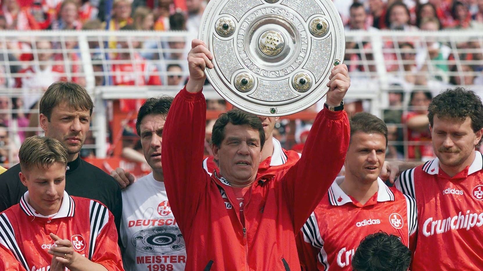 <strong>Otto Rehhagel (Karriereende)</strong><br>Seine Zeit beim FC Bayern hielt nicht einmal eine komplette Saison. Wegen persönlicher Differenzen im Verein, hieß es später. Für Rehhagel folgte eine erfolgreiche Zeit. Mit Absteiger Kaiserslautern schaffte er den Aufstieg und wurde unmittelbar danach Meister 1997/98. Weil sich der FCK nicht in der europäischen Spitze etablieren konnte, kippte die Stimmung,. Im Herbst 2000 warf Rehhagel hin.
