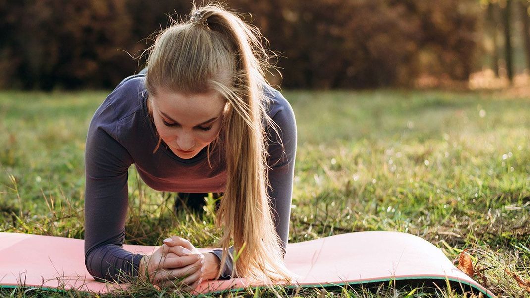 Ob als modisches Hairstyling-Accessoire oder praktischer Haargummi beim Sport – wir verraten euch alles, was ihr über das Spiral-Haargummi wissen solltet.