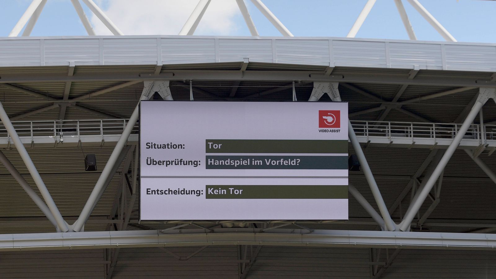 
                <strong>Die Handspielregel</strong><br>
                Alle Jahre wieder grüßt die Handspiel-Diskussion. Verbreiterung der Körperfläche, unnatürliche Handbewegung, strafbar oder nicht strafbar? Diese Thematik hat auch in der Saison 2019/20 einmal mehr zu heftigen Debatten bei Trainern, Spielern und Fans geführt. Letztlich wurde dadurch nur einmal mehr klar, dass die Handspielregel klar und vor allem klar nachvollziehbar für jedermann werden muss. Eine neue Handregel wurde mittlerweile tatsächlich von der FIFA eingeführt - ob diese zu weniger Diskussionen führt, bleibt indes abzuwarten. 
              