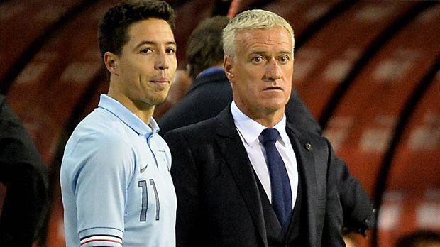 
                <strong>Nasri contra Deschamps</strong><br>
                Auch Samir Nasri ist immer vorne dabei, wenn Fettnäpfchen ausgelegt werden. Da überrascht es wenig, dass Nationaltrainer Didier Deschamps den häufig disziplinlosen Mittelfeldspieler nicht mit zur WM 2014 nach Brasilien nimmt. Nasri reagiert allerdings allergisch auf die Nicht-Nominierung und beendet nach dem Turnier - wie Ribery - seine Karriere im Nationalteam. Für den eigentlichen Skandal in dieser Geschichte sorgt aber seine Freundin.
              