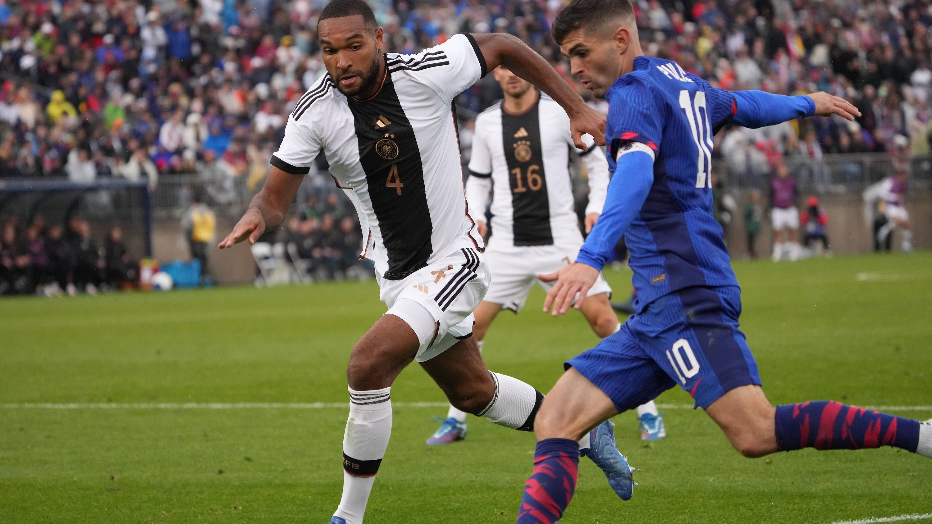 <strong>Jonathan Tah</strong><br>Der Leverkusener kann seine Form auf Vereinsebene im DFB-Team nicht bestätigen. Er verliert vor dem 0:1 im Mittelfeld gegen den Torschützen Pulisic den Zweikampf, danach ist die gesamte rechte Abwehrseite Deutschlands offen. Auch danach rückt Jonathan Tah oft zu forsch aus der Abwehrreihe raus und verliert danach Zweikämpfe, die die ganze Defensivseite öffnen. <strong>ran-Note: 4</strong>