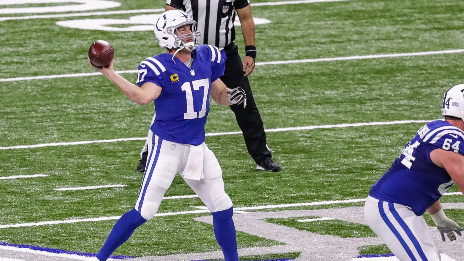 
                <strong>Indianapolis Colts</strong><br>
                Anders ist die Situation bei den Indianapolis Colts. Dort hat Philip Rivers (Bild) seine Karriere beendet und Backup Jacoby Brissett wird Free Agent. Somit haben die Colts aktuell nur Rookie Jacob Eason im Kader. "Das Team, wie wir es haben, würde am meisten davon profitieren, wenn wir jemanden hätten, der reinkommt und auf einem hohen Level spielt und bereits einige Erfahrung hat", erläuterte Colts-Owner Jim Irsay das Anforderungsprofil des neuen Spielmachers. Somit dürfte klar sein, dass die Colts sich sehr intensiv um Watson, Stafford oder Carson Wentz, sofern ihn die Philadelphia Eagles wirklich abgeben wollen, bemühen werden.
              