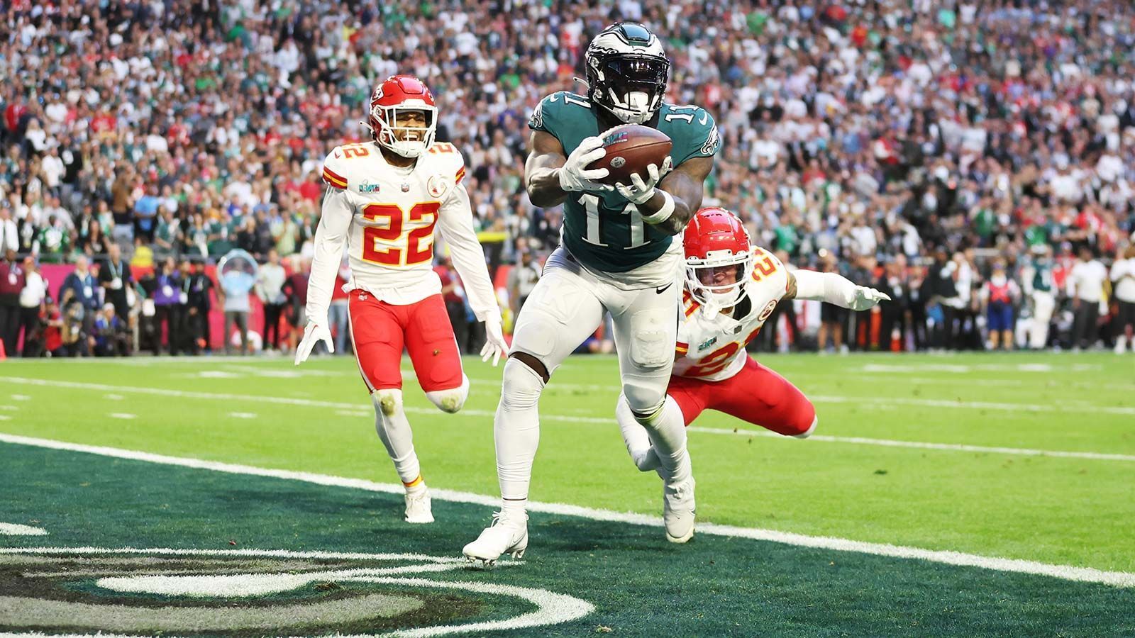 
                <strong>Baustelle Secondary - Verteidigung von Passing Touchdowns</strong><br>
                …., denn in einer Kategorie sind die Chiefs mit Abstand das schlechteste Team der Liga: erworfene Touchdowns des gegnerischen Teams. 33 erlaubten die Chiefs und damit vier mehr als die Pittsburgh Steelers, die mit drei anderen Mannschaften auf dem geteilten zweiten Rang der Statistik liegen. Hier würde etwas mehr Abgezocktheit gut tun. Ein erfahrener Defensive Back, wie Eric Rowe oder Adrian Amos, dürfte eine Investition wert sein.
              