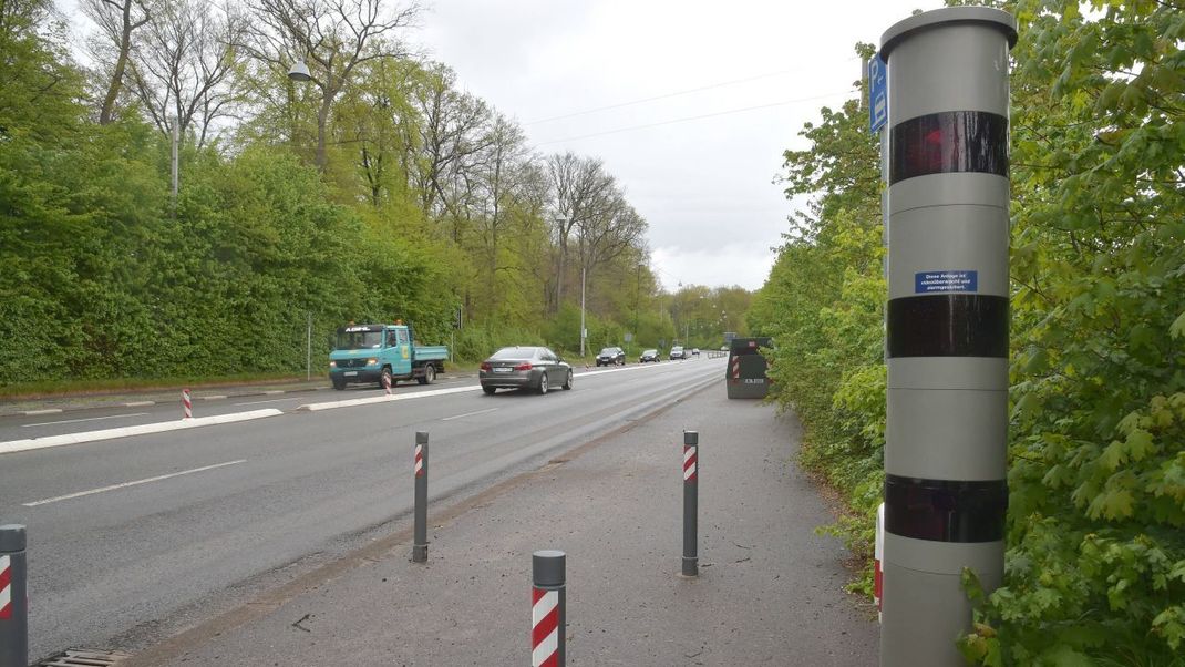 Diese Blitzersäule kann drei Fahrbahnen überwachen. Das erkennst du an der Anzahl der Ringe.