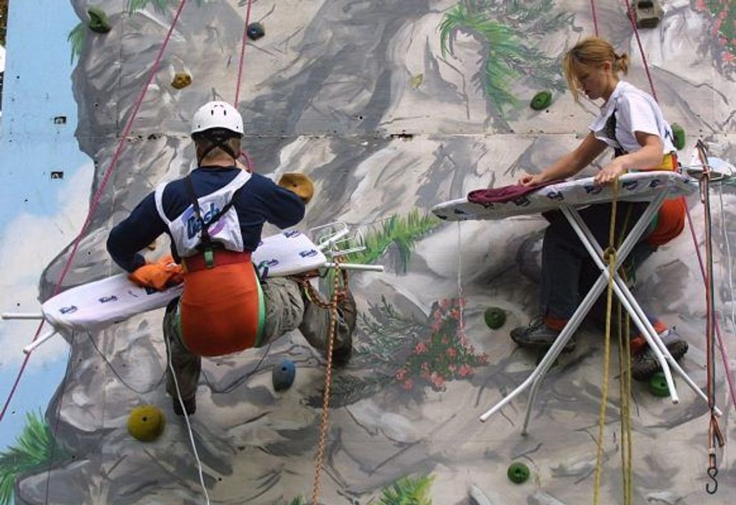 So sah die erste Extrembügel-Weltmeisterschaft aus - Kletterwand statt festem Stand.