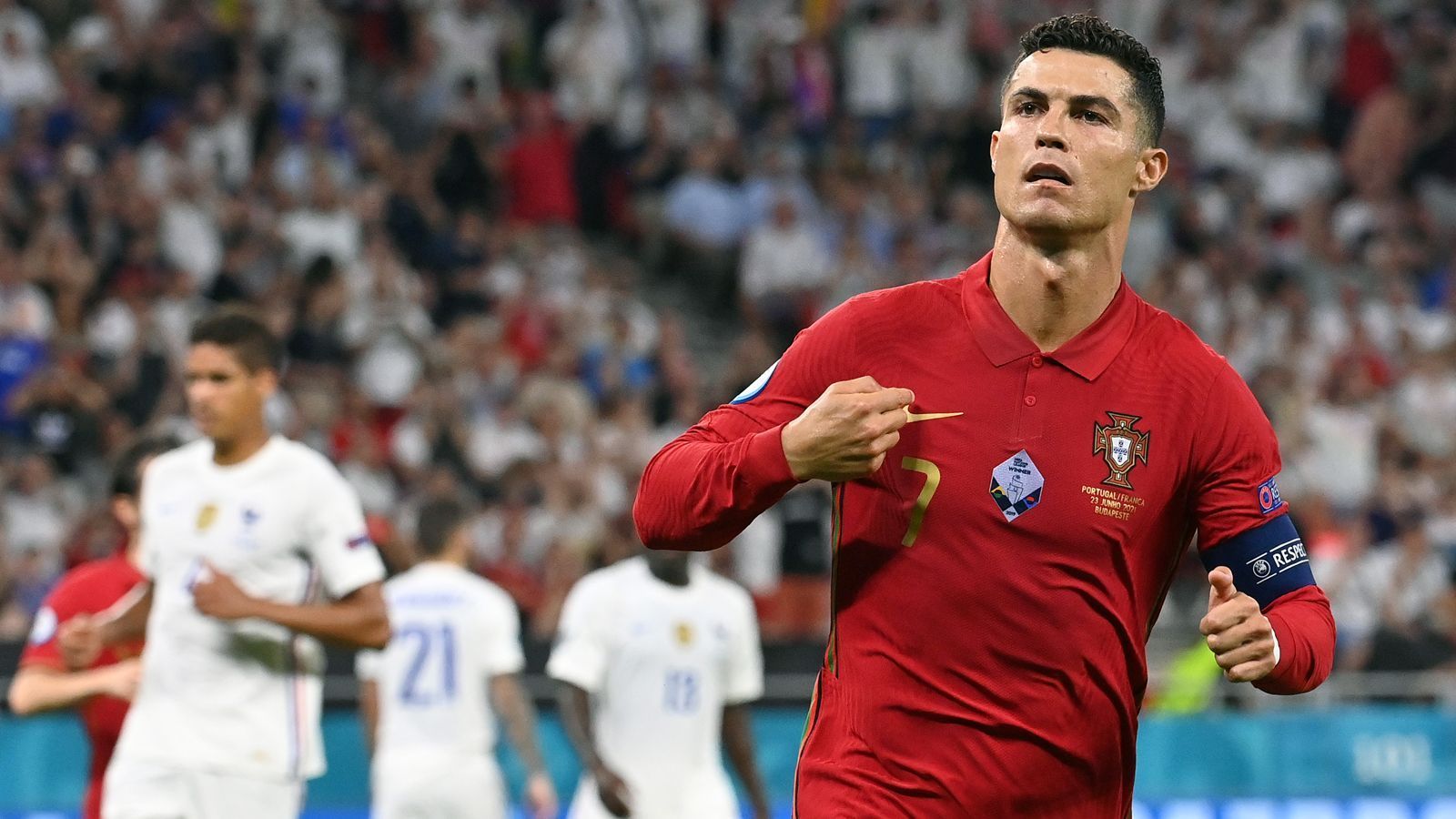 
                <strong>Gewinner: Cristiano Ronaldo trug Portugal einmal mehr alleine</strong><br>
                Dass Portugal als Titelverteidiger überhaupt über die Gruppenphase hinaus vom erneuten EM-Triumph träumen durfte, hatte mal wieder einen Hauptgrund: Cristiano Ronaldo. Der 36-Jährige trug die Portugiesen in der EM-Vorrunde einmal mehr durch seine individuelle Qualität. Fünf Treffer erzielte der Profi von Juventus Turin und sicherte Portugal damit Platz drei in der vermeintlich so starken Deutschland-Gruppe. Zudem hat "CR7" mit nun 109 Länderspieltoren eine Weltrekord-Marke erreicht. Er löste den Iraner und früheren Bundesliga-Profi Ali Daei ab. Trotz des Weltstars war für Portugal im Achtelfinale dann nach einer 0:1-Pleite gegen Belgien der Traum von der Titelverteidigung zu Ende. Immerhin wurde Cristiano Ronaldo zusammen mit Tschechiens Patrik Schick aber EM-Torschützenkönig (je fünf Treffer). 
              