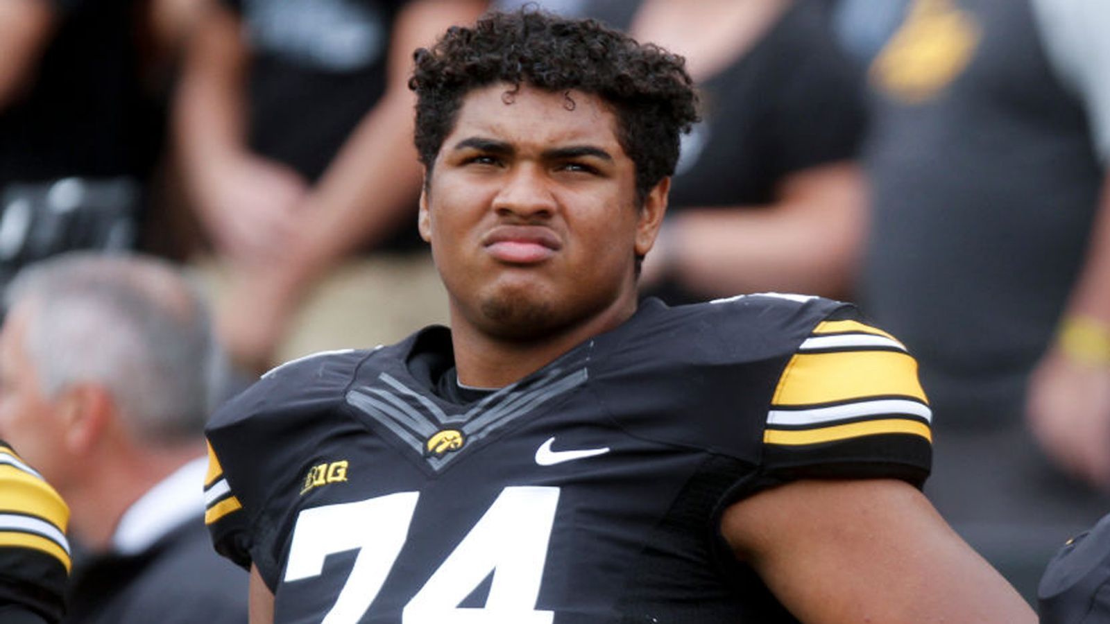 
                <strong>Tristan Wirfs (Offensive Tackle, Iowa)</strong><br>
                Tristan Wirfs gilt als sicherer Top-10 Pick – mindestens. Der 21-jährige Offensive Tackle war einer der großen Gewinner bei der NFL Combine, hat bei allen relevanten Drills überzeugt. Sein dominantes Spiel über die gesamte Saison 2019, in der er sowohl als Left Tackle wie auch als Right Tackle überzeugte, brachte ihn die Auszeichnung des "Big Ten Offensive Lineman of the Year" ein. Mit seiner Körpergröße von 1,96 Meter und seinem Gewicht von 145 Kilogramm bringt er den idealen Körperbau mit. An der High School spielte er nicht nur Football, sondern war auch ein hervorragender Ringer und Leichtathlet. Seine Beweglichkeit und seine Technik sind überragend. Allerdings sorgte er am College auch für eine negative Schlagzeile: Er wurde im Juli 2018 verhaftet, weil er betrunken Auto fuhr.
              