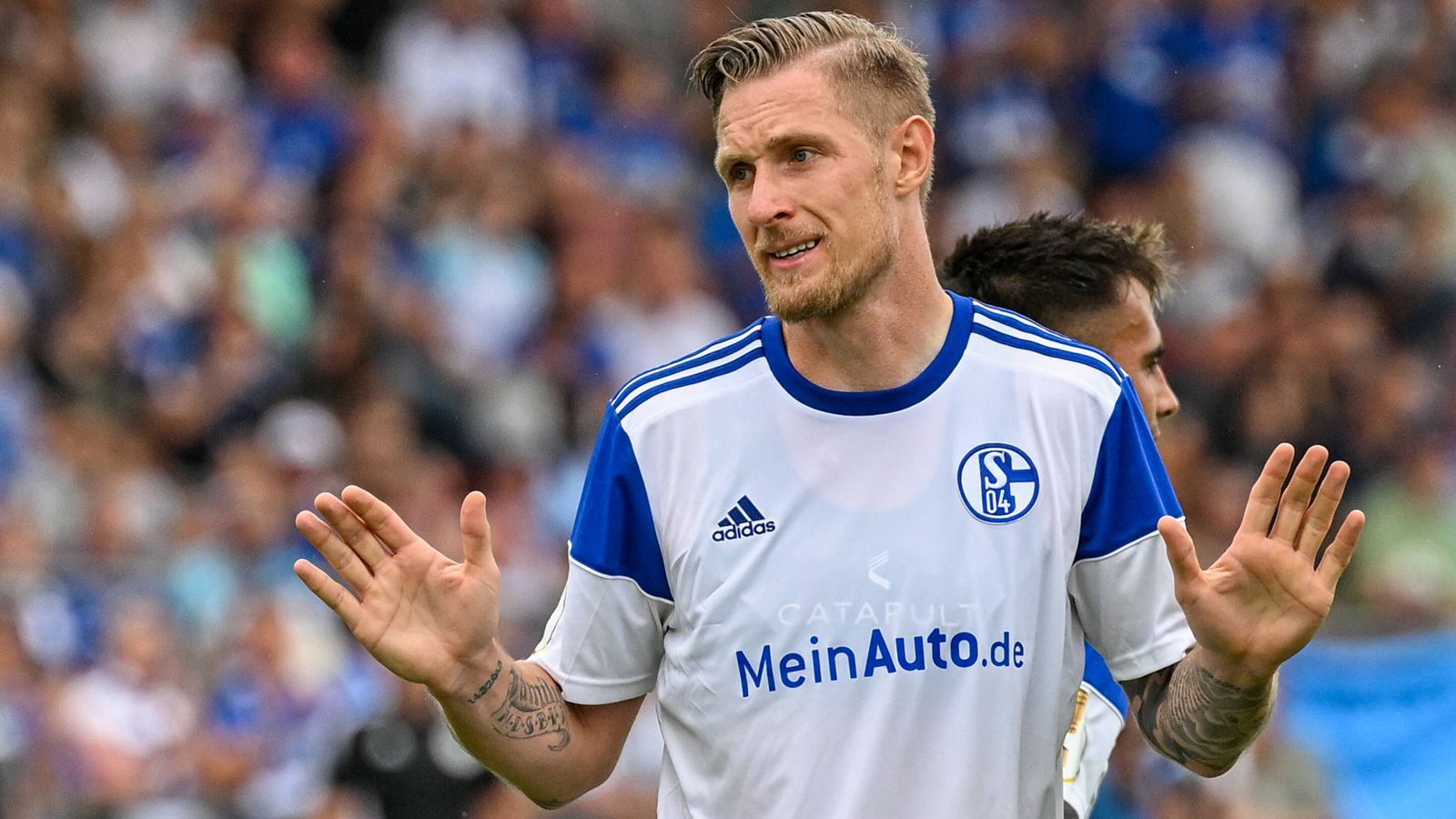 
                <strong>FC Schalke 04</strong><br>
                Beim Pokalspiel gegen den Bremer SV lief es für so gut wie jeden Spieler bei Schalke 04 ordentlich, außer für Neuzugang Sebastian Polter. Der Stürmer verschoss beim 5:0 einen Strafstoß kläglich, was aber natürlich für die Bundesliga nichts bedeuten muss. Ob Polter unter Neu-Coach Frank Kramer in der Doppelspitze neben Simon Terodde spielt, ist noch unklar. In der Vorbereitung war bei den Königsblauen von einem Kantersieg über Remis bis hin zur Niederlage alles dabei. Dafür, dass die Taschen der Schalker ziemlich leer sind, sieht der Kader ganz anständig aus.
              