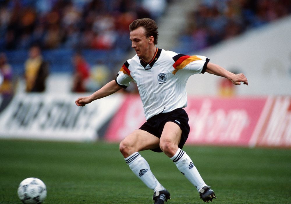 
                <strong> Andreas Thom </strong><br>
                Auch er hier ist für Deutschland mit dabei: Andreas Thom. Der Ex-Dynamo-Spieler bestritt bis 1994 zehn Länderspiele und erzielte zwei Tore
              