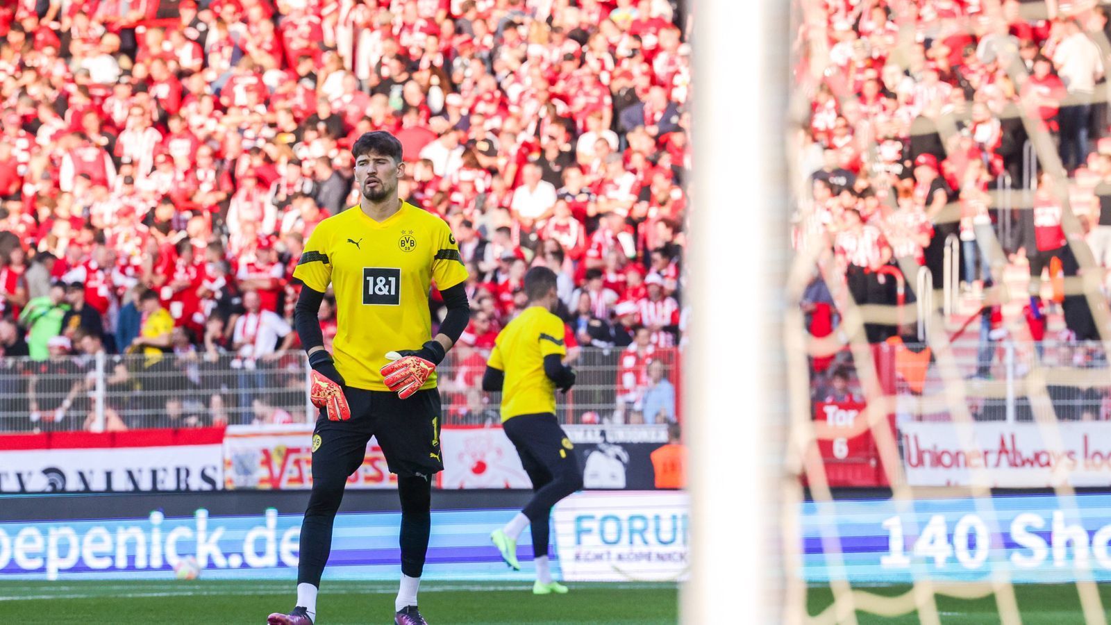 
                <strong>Beim Aufwärmen ist noch alles gut </strong><br>
                Vor Spielbeginn scheint alles wie immer bei Gregor Kobel. Der Stammkeeper wärmt sich auf und will mit Borussia Dortmund drei Punkte aus der Alten Försterei entführen.
              