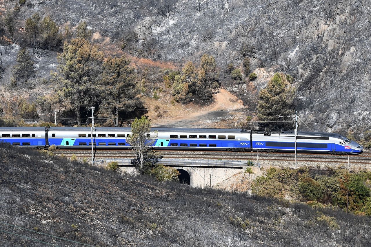 Auch wenn er deutlich schneller fahren kann: Im Normalbetrieb ist der französische TGV mit rund 320 Kilometern pro Stunde unterwegs. Wenn er außerhalb des normalen Betriebs auf Rekordjagd ist, fährt der TGV auch mal locker 200 Stundenkilometer schneller. 