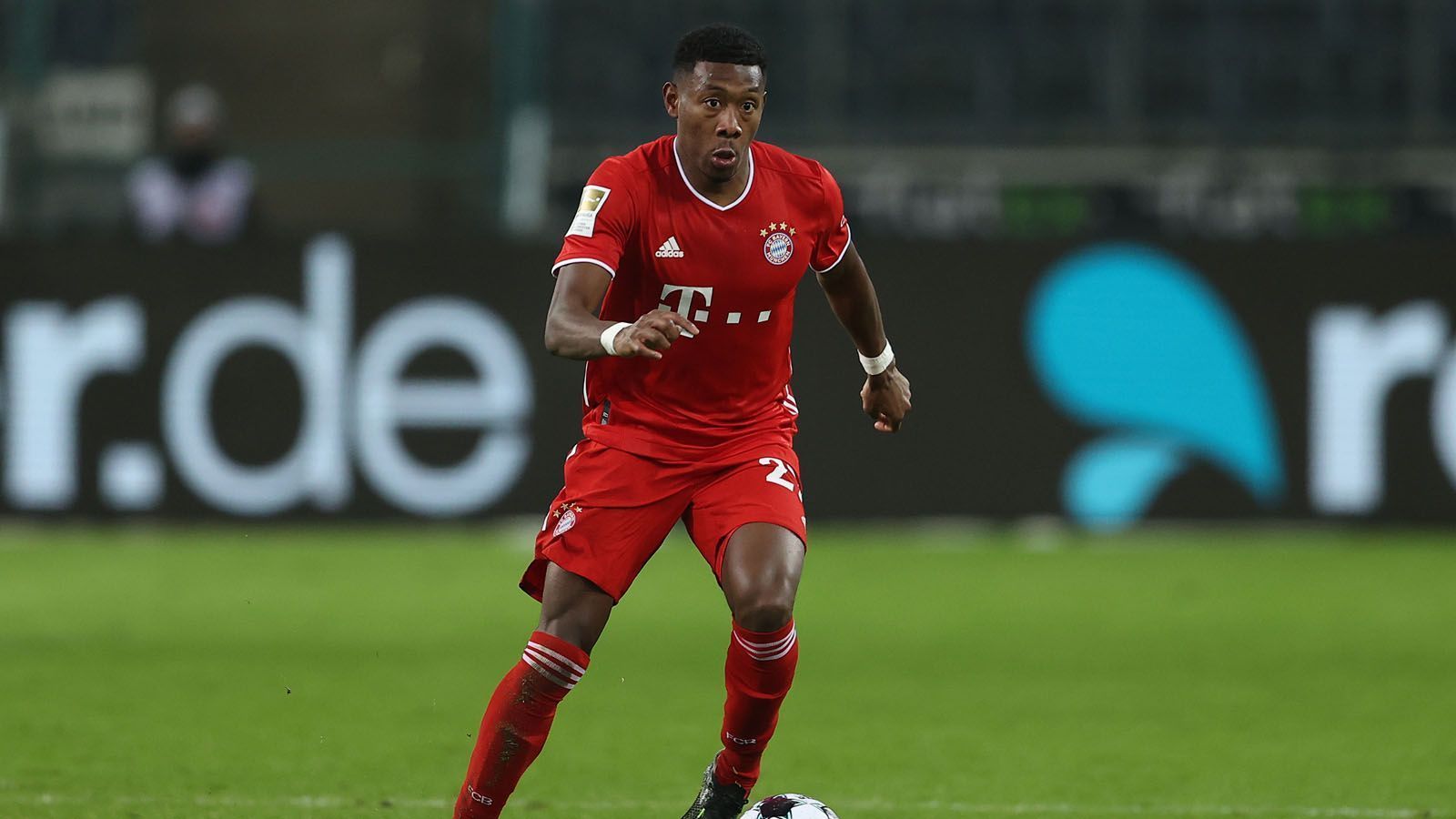 
                <strong>David Alaba (28)</strong><br>
                Bislang verteidigte an der Seite von Varane Real-Legende Sergio Ramos. Doch der Spanier ist bereits 34 Jahre alt. Einen Nachfolger hat der spanische Meister längst im Auge: David Alaba vom FC Bayern soll nach Möglichkeit bereits im Sommer kommen. Die Chancen stehen gut, nachdem sich der Österreicher mit seinem aktuellen Arbeitgeber nicht auf eine Vertragsverlängerung einigen konnte. Alaba wäre für Real auch noch ein Schnäppchen - eine Ablöse wird im Sommer nicht fällig.
              