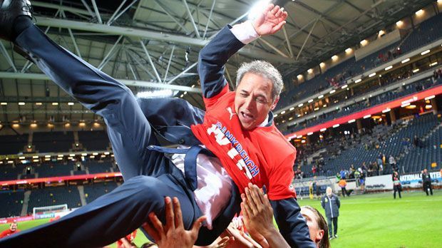 
                <strong>Marcel Koller</strong><br>
                Marcel Koller: Selbst der Trainer hat eine Vergangenheit in der Bundesliga. Er ist der Ex-Coach von Bochum und Köln, war dort der Entdecker von Lukas Podolski. In Österreich wird er schon bei seinem Amtsantritt von Ex-Größen wie Hans Krankl oder Toni Polster angefeindet. Die Kritik ist längst verstummt.
              