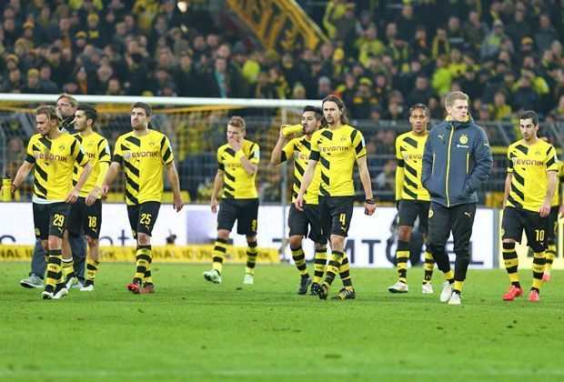 
                <strong>BVB: Gesichter der Krise</strong><br>
                Deutscher Meister, Champions-League-Finalist, Weltmeister und jetzt: ein Haufen Elend. Die Spieler des BVB mit gesenkten Köpfen.
              